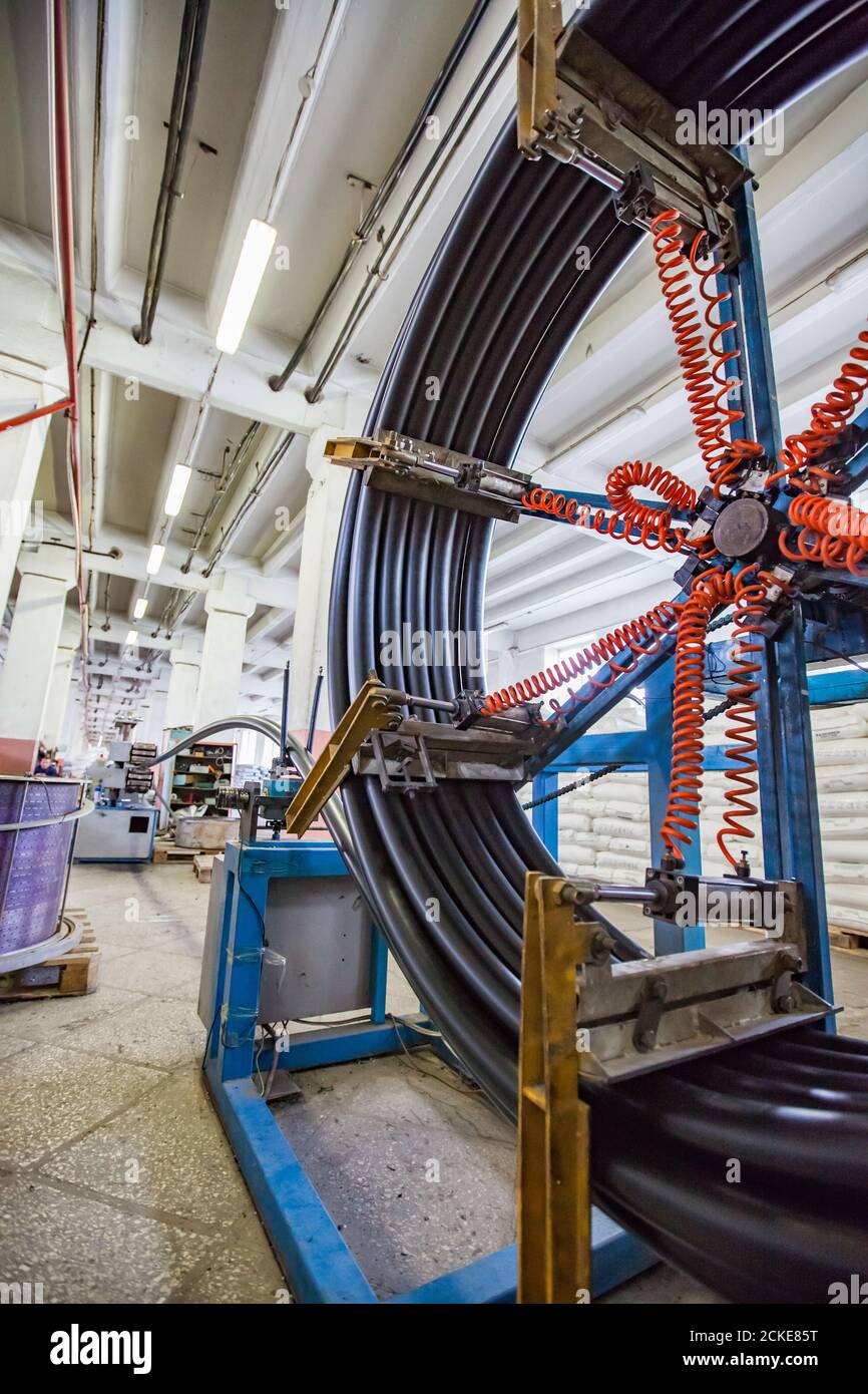 Ligne de production moderne de tuyaux en plastique. Production de sortie sur bobine. Gros plan. Banque D'Images