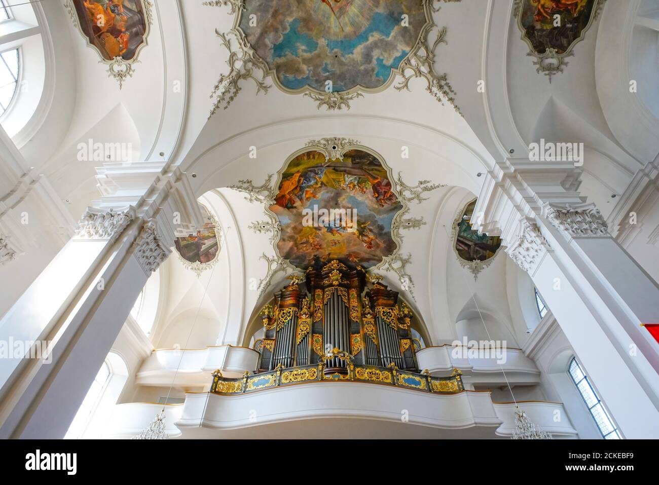 Plafond central de nef peintures dans l'église paroissiale catholique de Saint-Martin à Schwyz. Capitale du canton de Schwyz, Suisse. Banque D'Images