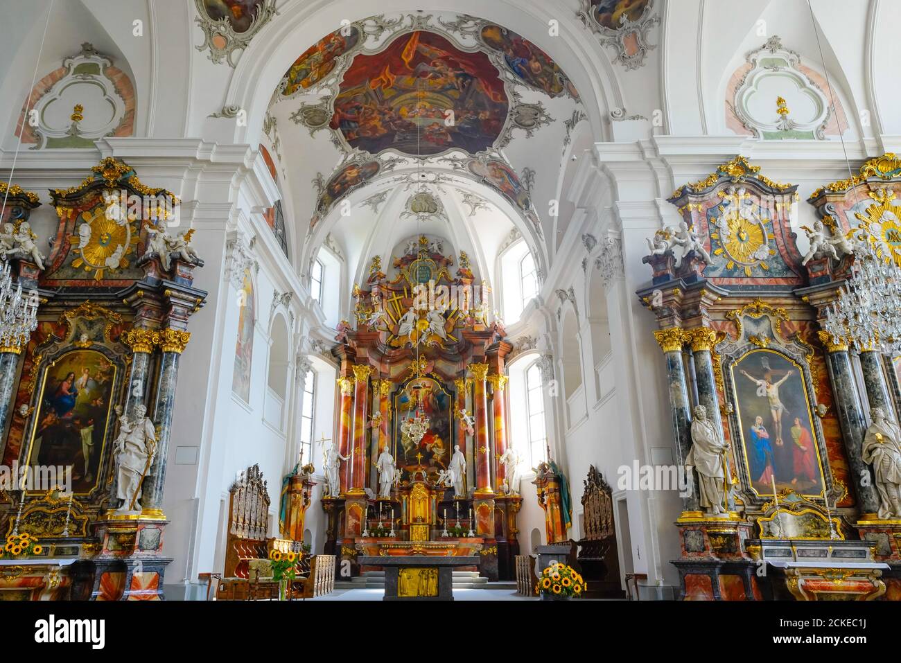 Plafond central de nef peintures dans l'église paroissiale catholique de Saint-Martin à Schwyz. Capitale du canton de Schwyz, Suisse. Banque D'Images