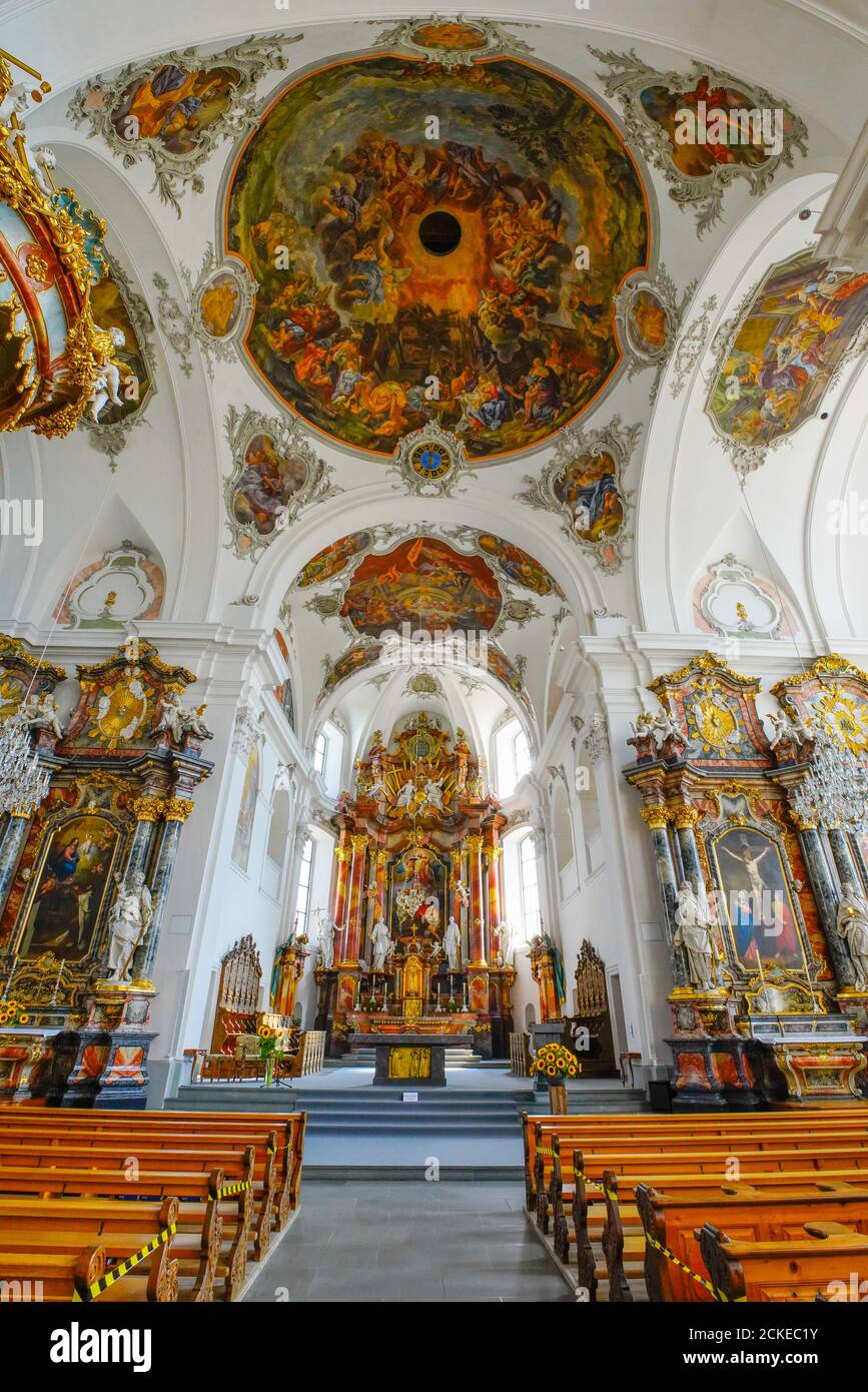 Plafond central de nef peintures dans l'église paroissiale catholique de Saint-Martin à Schwyz. Capitale du canton de Schwyz, Suisse. Banque D'Images