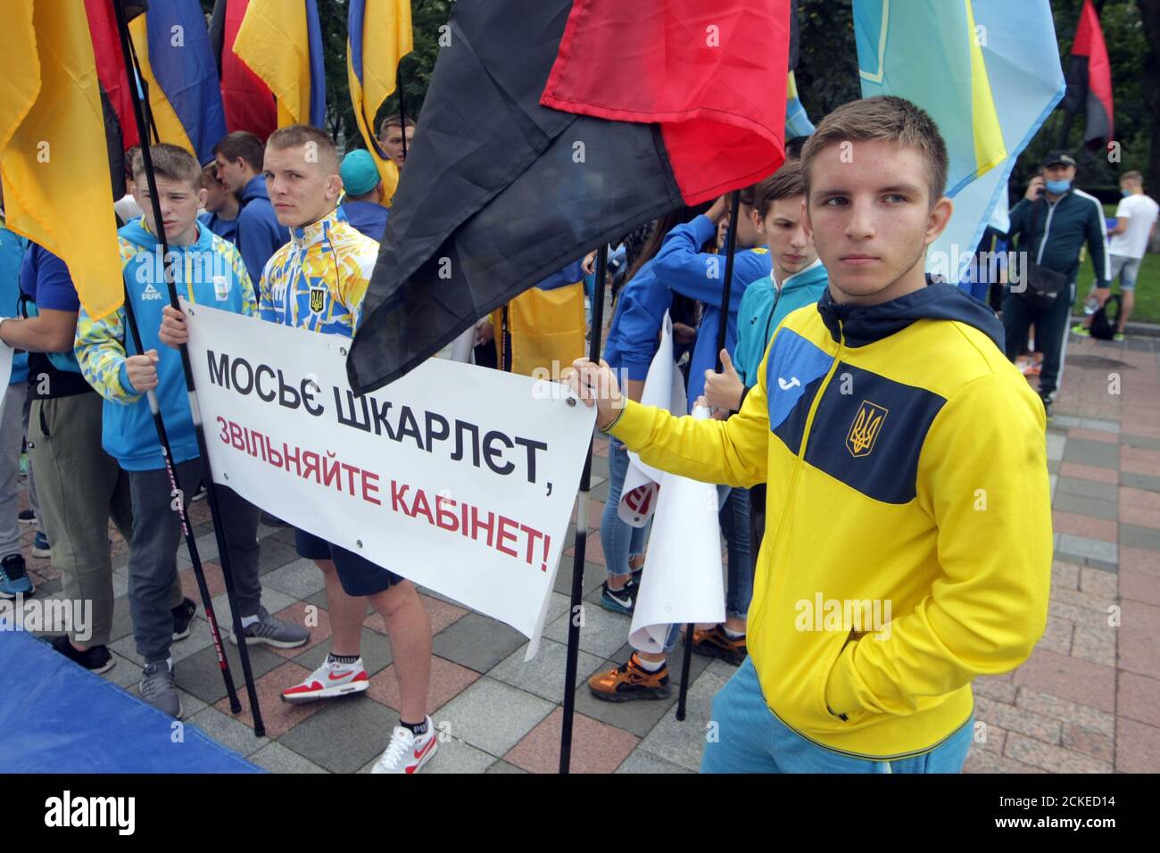 Non exclusif: KIEV, UKRAINE - 15 SEPTEMBRE 2020 - les athlètes tiennent les étudiants du Collège olympique aller à la course Verkhovna Rada contre la décision de t Banque D'Images