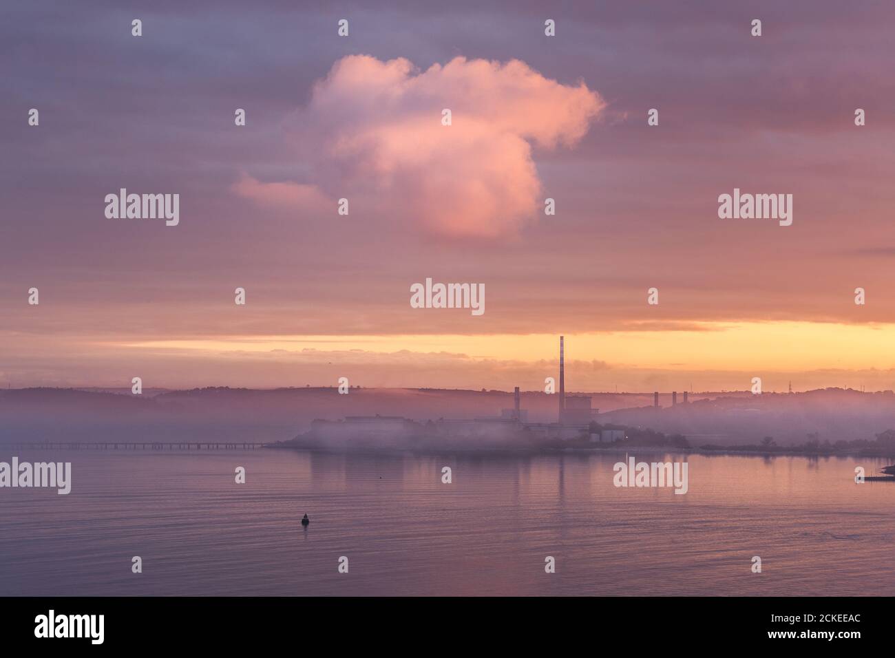 Aghada, Cork, Irlande. 16 septembre 2020. En début de matinée, la lumière met en lumière la vapeur évaporée de la centrale ESB d'Aghada, Co. Cork, Irlande. - crédit; David Creedon / Alamy Live News Banque D'Images