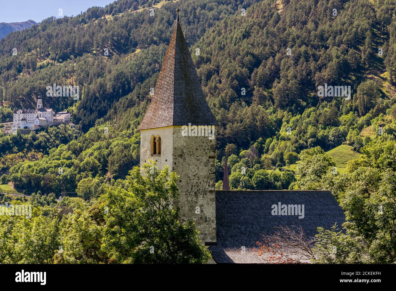 L'église de San Nicolò avec l'abbaye bénédictine de Monte Maria en arrière-plan, Burgusio, Tyrol du Sud, Italie Banque D'Images