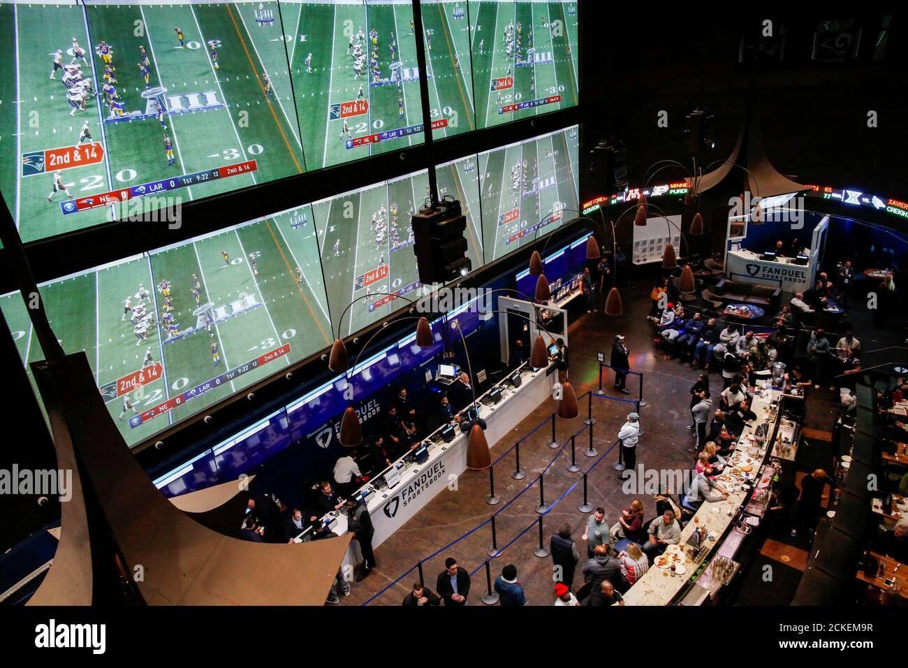Les gens font leurs Paris au sportsbook de FANDUEL pendant le Super Bowl LIII à East Rutherford, New Jersey, États-Unis, le 3 février 2019. REUTERS/Eduardo Munoz Banque D'Images