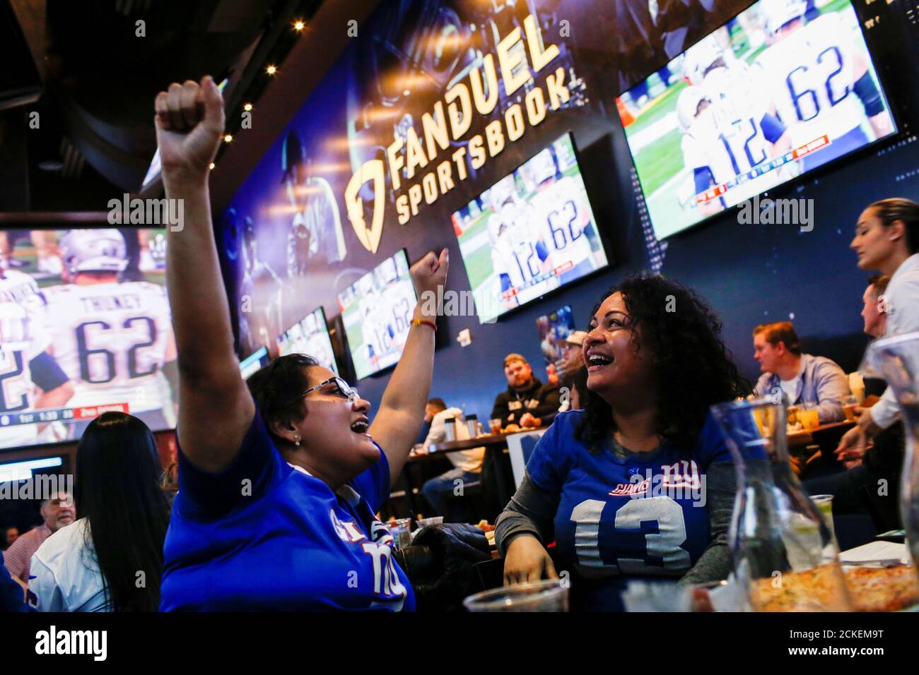 Silquia Patel, (R), 29 ans, célèbre après avoir fait ses Paris au sportsbook de FANDUEL pendant le Super Bowl LIII à East Rutherford, New Jersey, États-Unis, le 3 février 2019. REUTERS/Eduardo Munoz Banque D'Images