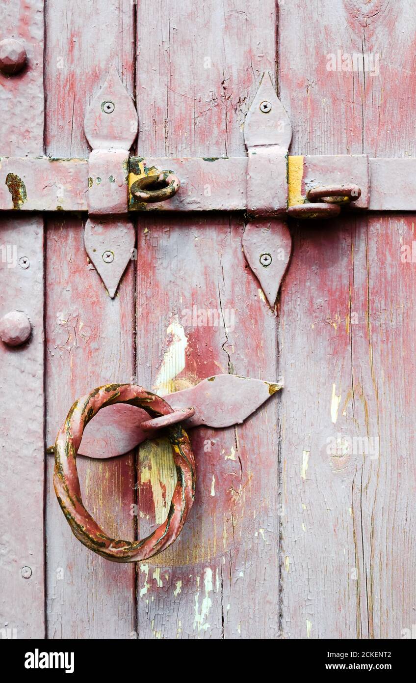 Ancienne poignée de porte en bois vintage en fer avec serrure. Banque D'Images