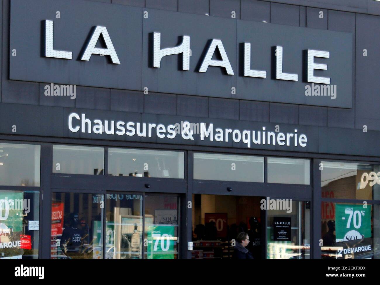 Le logo de 'la Halle' est représenté devant un magasin du groupe Vivarte,  le géant français des vêtements et chaussures prêts à porter, à Mérignac,  près de Bordeaux, en France, le 23