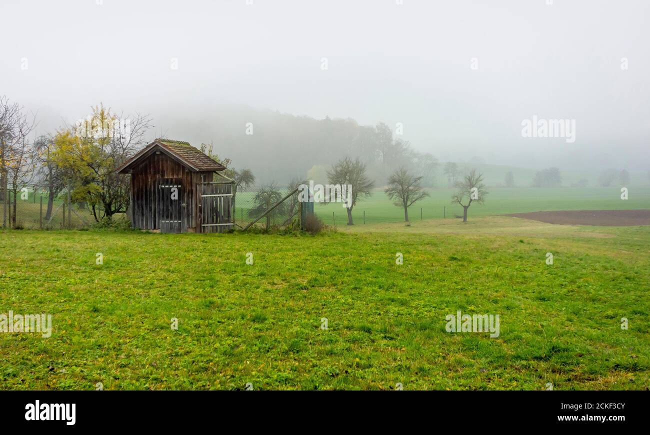 Paysage rural avec hangar d'outils à l'automne dans le sud Allemagne Banque D'Images