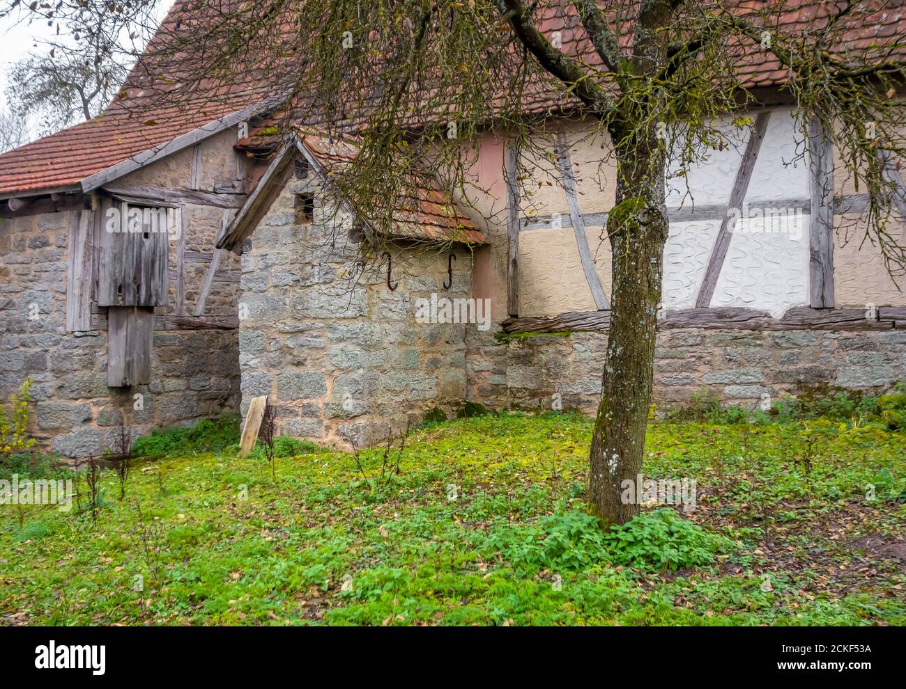 Paysage rural avec ancienne ferme à l'automne à Hohenlohe, une région dans le sud de l'Allemagne Banque D'Images