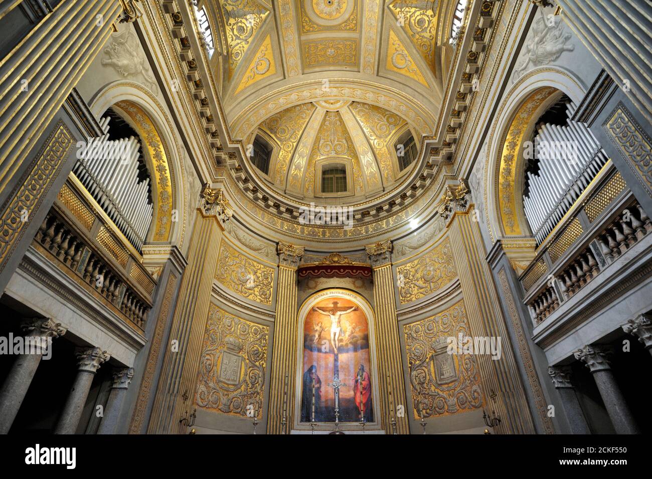 Italie, Rome, église de Santa Maria à Monserrato intérieur, abside et orgue Banque D'Images