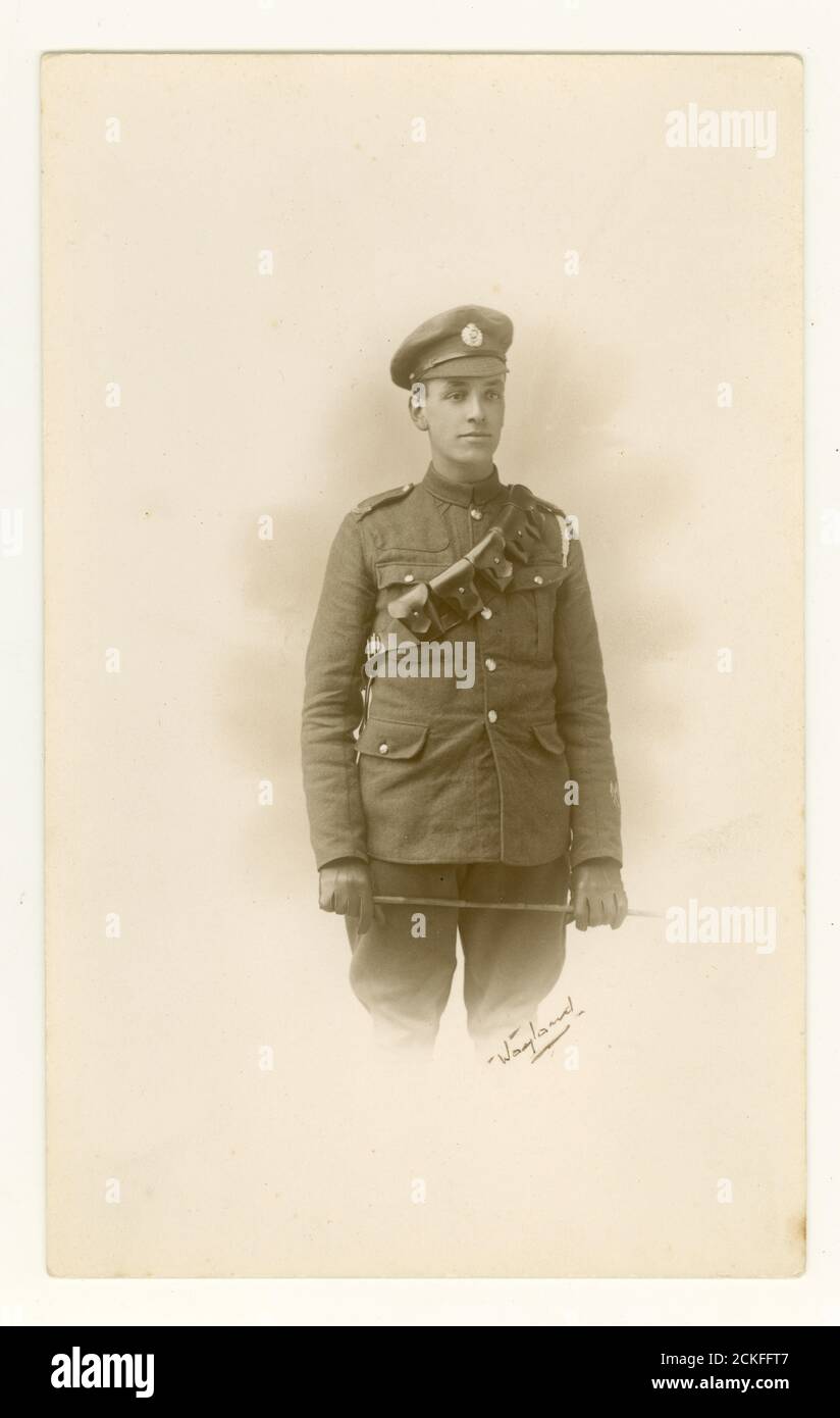 WW1 photographie de portrait de studio de l'époque d'un beau jeune homme de cavalerie soldat, portant un bandolier ou une ceinture à balles, portant un fouet de canne, Blackheath, Londres, Angleterre, Royaume-Uni 1914-.1918 Banque D'Images