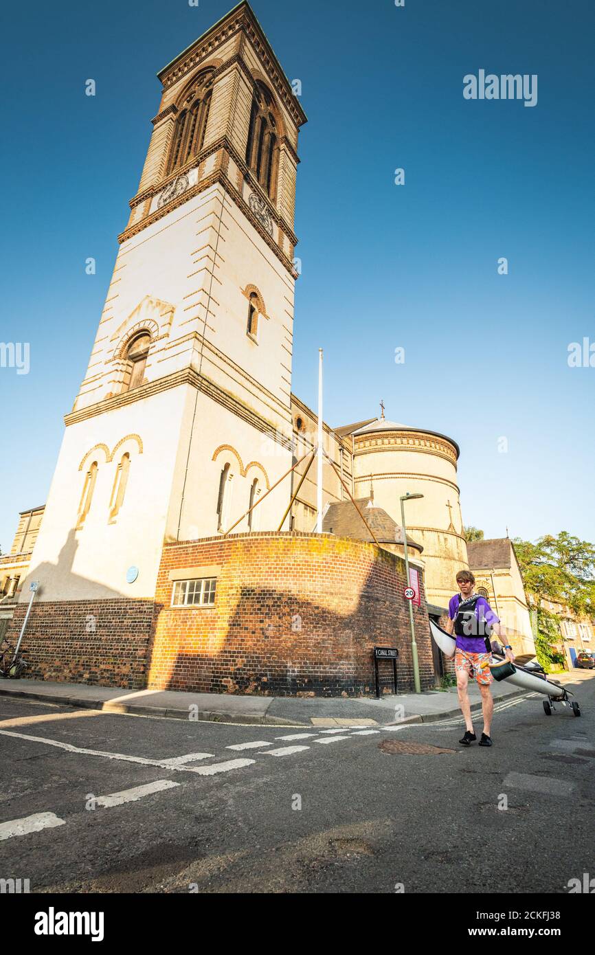 Oxford, Oxfordshire, Royaume-Uni. 16 septembre 2020. Plus chaud qu'Hawaï au Royaume-Uni. L'été indien offre des températures parfaites pour le sport hawaïen. Stephen Charters marche son canot d'Outrigger à côté de l'église St. Barnabas, à Oxford. Credit: Sidney Bruere/Alay Live News Banque D'Images