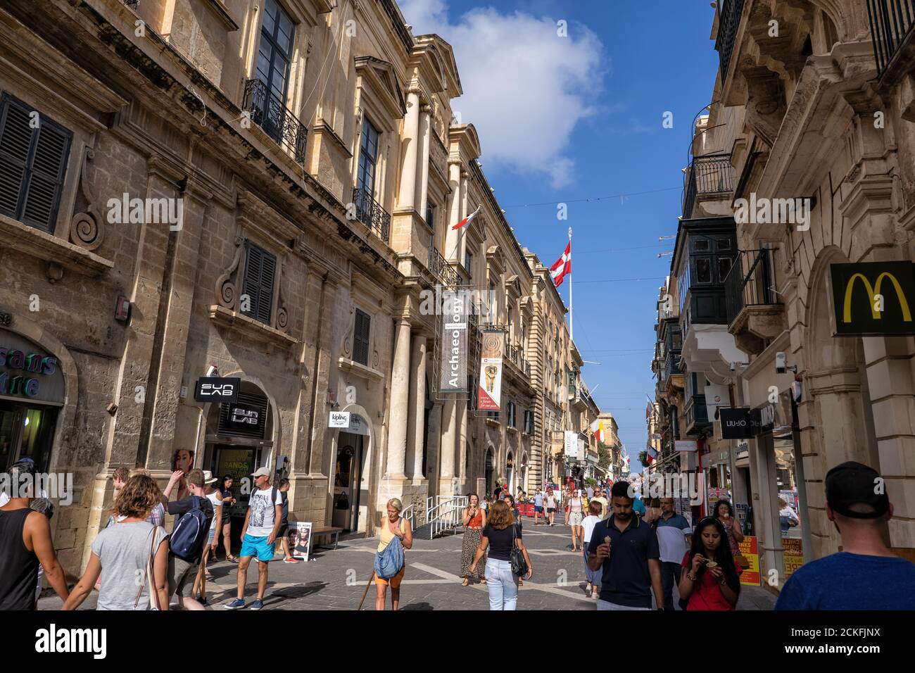 Valletta, Malte - 12 octobre 2019 : les gens sur la rue de la République dans la capitale, boulevard piétonnier principal Banque D'Images