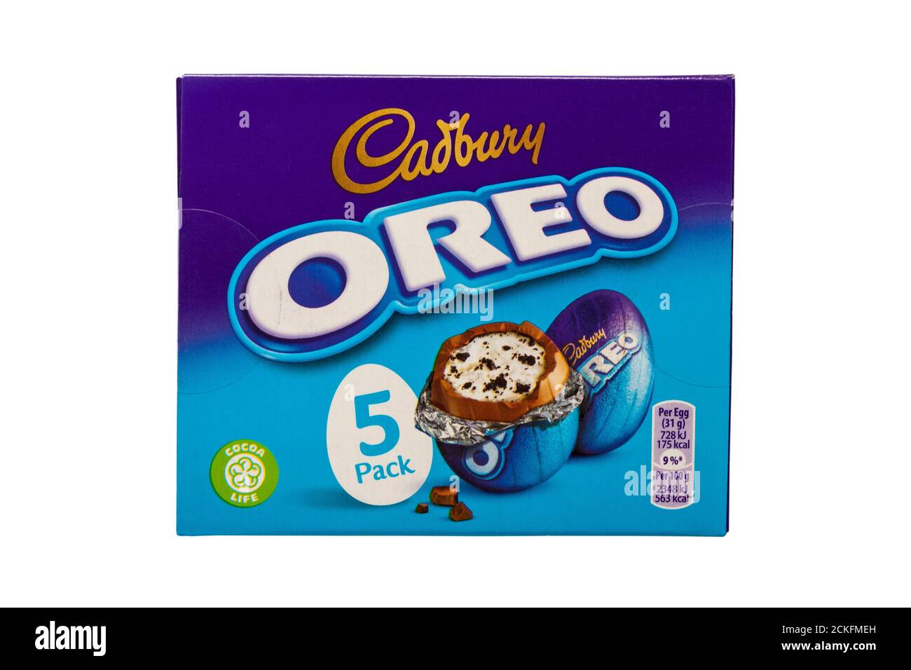 Boîte d'oeufs de Pâques d'Oreo contenant cinq oeufs isolés fond blanc - oeufs au chocolat au lait avec une crème de lait pièces de remplissage et de biscuits Banque D'Images