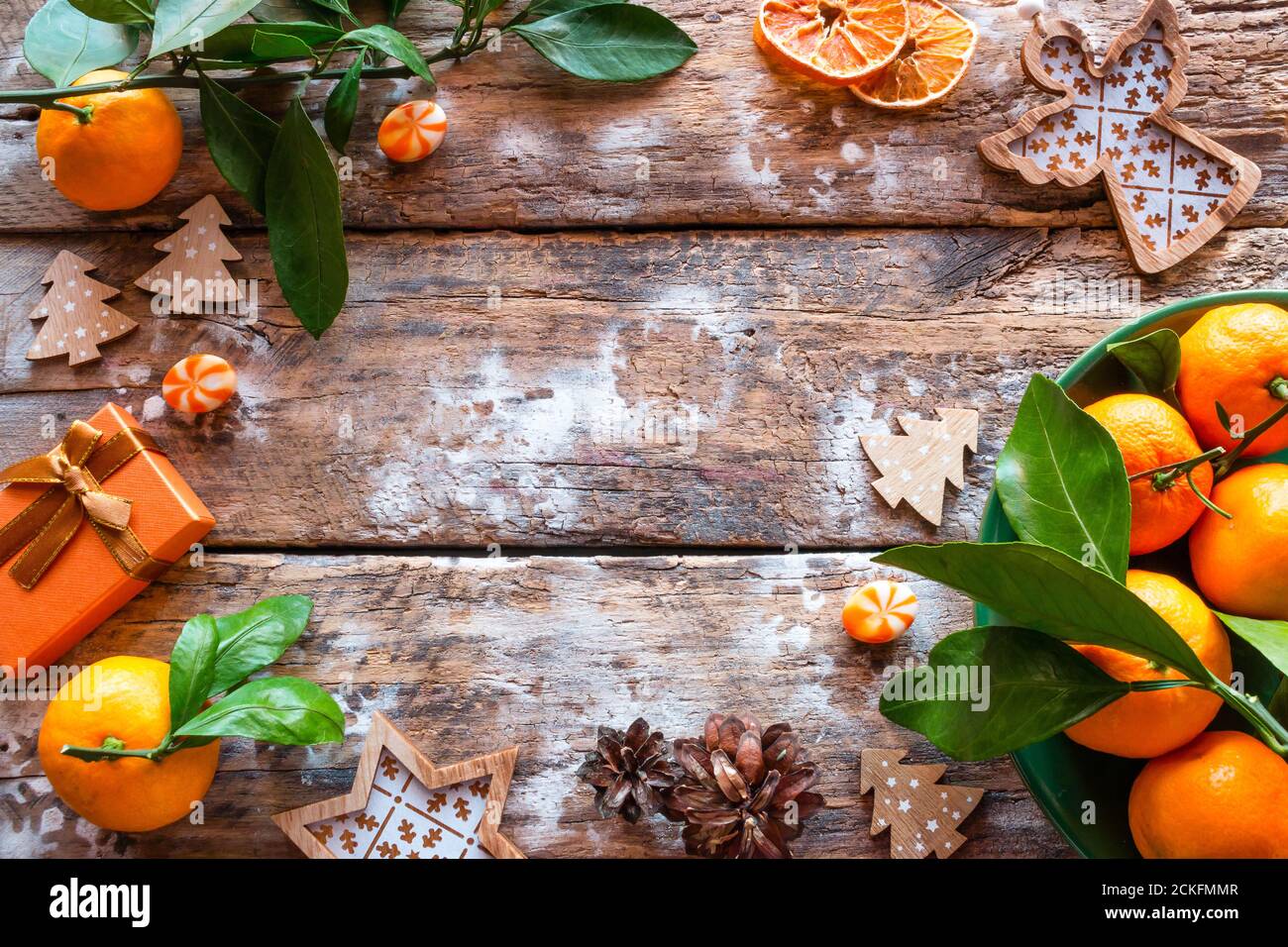 Mandarines et décorations d'arbres de Noël sur fond de bois avec un endroit pour le texte. Banque D'Images