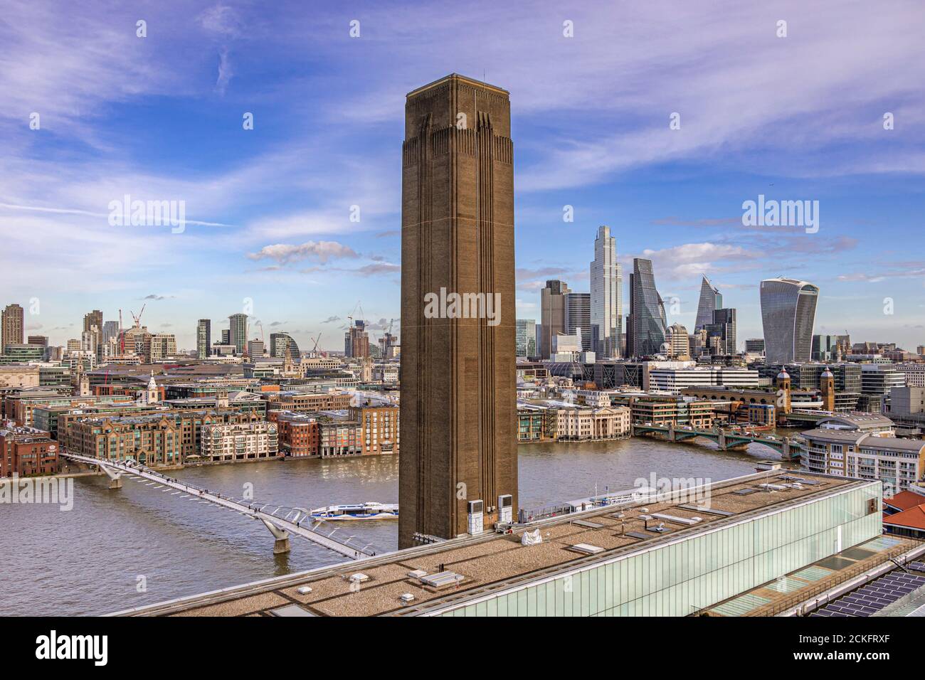 Le Millennium Footbridgeet les hauts bâtiments de la City de Londres depuis la plate-forme d'observation de Tate Modern's Switch House, Londres, Royaume-Uni Banque D'Images