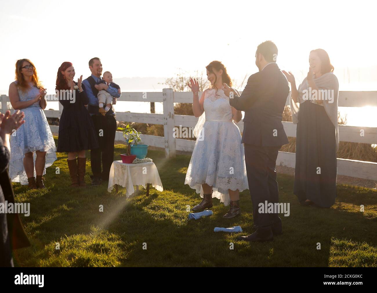 Les jeunes mariés Benji et Matt Friedman réagissent après avoir été mariés par le officiel Leah Hausman lors d'une cérémonie de mariage beaucoup plus petite que prévue en raison de l'épidémie de coronavirus (COVID-19) à Mukilteo, Washington, États-Unis le 20 mars 2020. Le couple avait prévu un grand week-end de célébration de mariage sur l'île voisine de Whidbey, mais a choisi d'avoir une petite cérémonie qu'ils ont en direct à ceux qui ne pouvaient pas venir, y compris la mère de Benji. REUTERS/Lindsey Wasson Banque D'Images