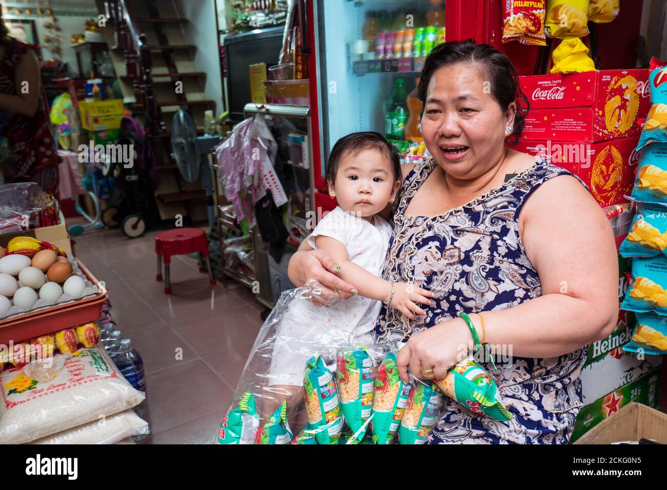 Ho Chi Minh / Vietnam - 25 janvier 2020: Femme vietnamienne grasse tenant une petite fille à l'entrée du magasin Banque D'Images