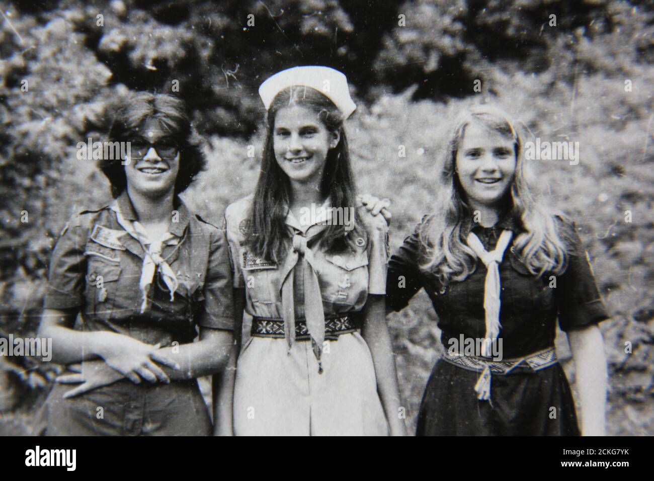 Belle photographie en noir et blanc vintage des années 70 des éclaireuses qui profitent de leur temps en campant au camp de scouts d'été. Banque D'Images