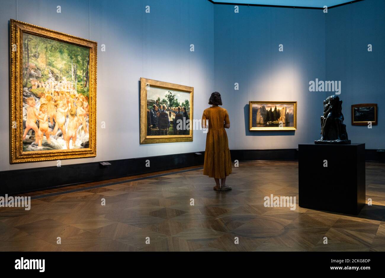 Berlin, Allemagne. 16 septembre 2020. Une femme regarde des peintures dans l'exposition "la Décadence et les rêves sombres. Symbolisme belge dans l'ancienne Galerie nationale. L'exposition spéciale peut être vue du 18.9 au 17.1.2021. Credit: Christophe bateau/dpa/Alay Live News Banque D'Images