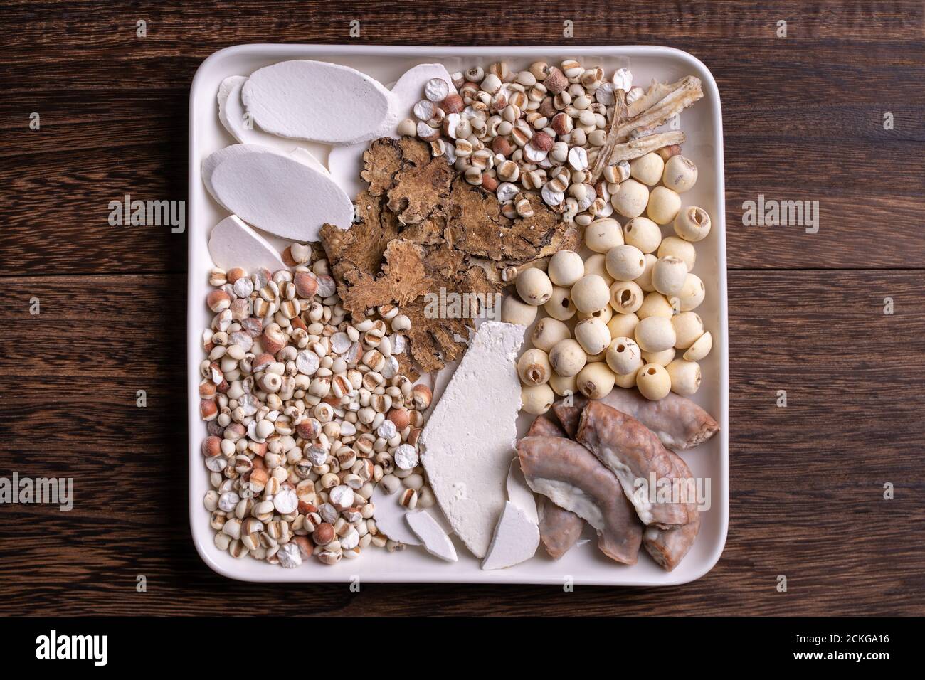 Ingrédients de la soupe de quatre tonics, de la soupe aux saveurs de quatre herbes. Cuisine traditionnelle taïwanaise avec les larmes de Job, les herbes, les intestins de porc. Banque D'Images