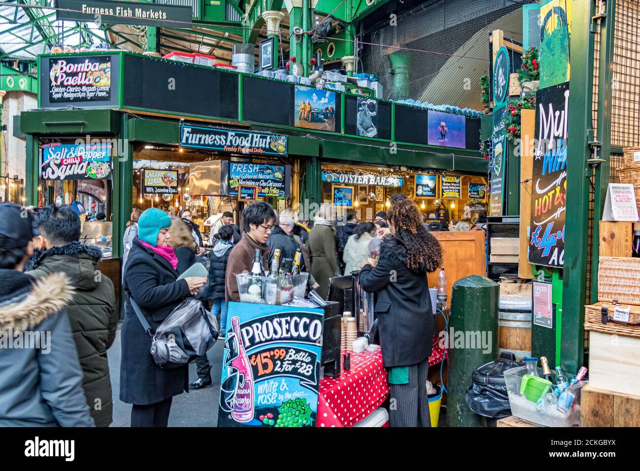 Les clients achètent des boissons dans une cabine du marché borough de Londres , l'un des plus grands et plus anciens marchés alimentaires de Londres Banque D'Images