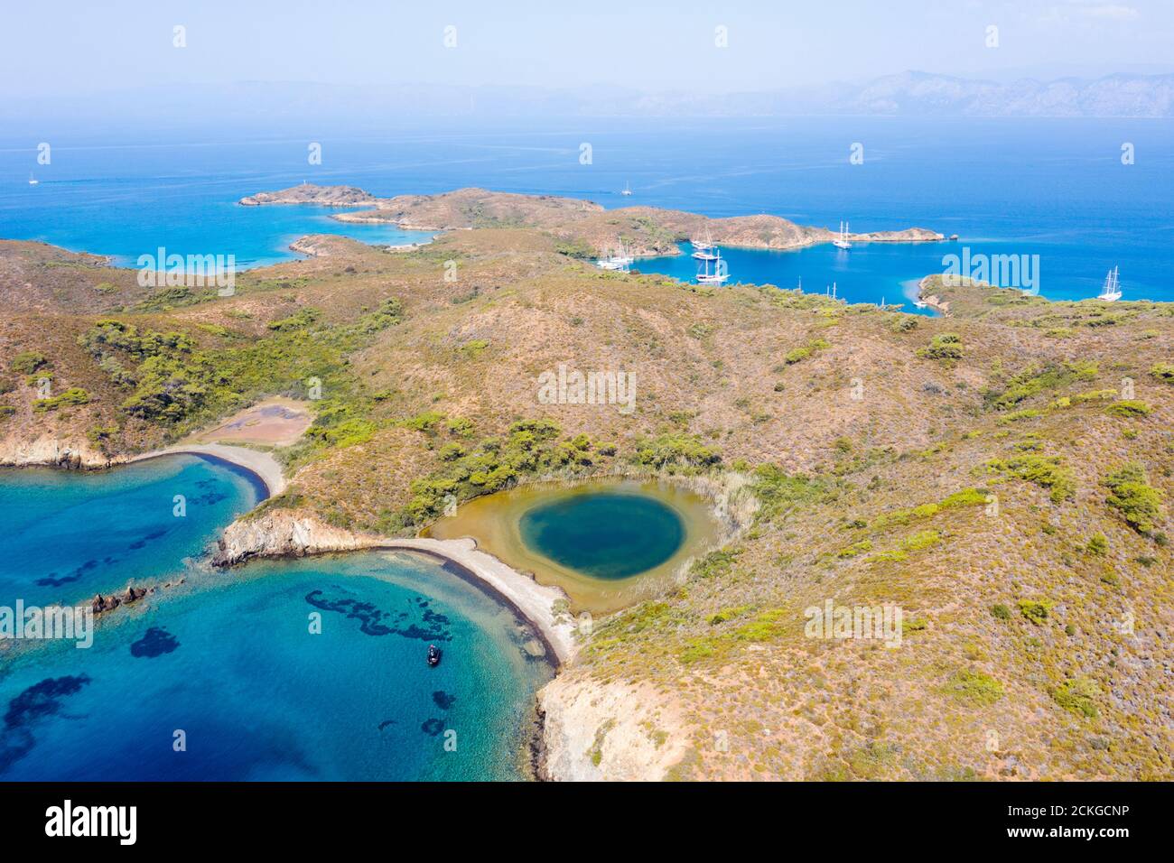 Vue aérienne du cap Koyun avec lagune d'eau douce de la baie de Gokova Environnement spécial zone protégée Marmaris Turquie. Banque D'Images