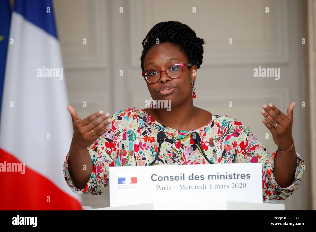 Sibeth Ndiaye, porte-parole du gouvernement français, prend la parole après  avoir assisté à une réunion hebdomadaire du cabinet à l'Elysée Palace de  Paris, France, le 4 mars 2020. REUTERS/Charles Platiau/piscine Photo Stock -