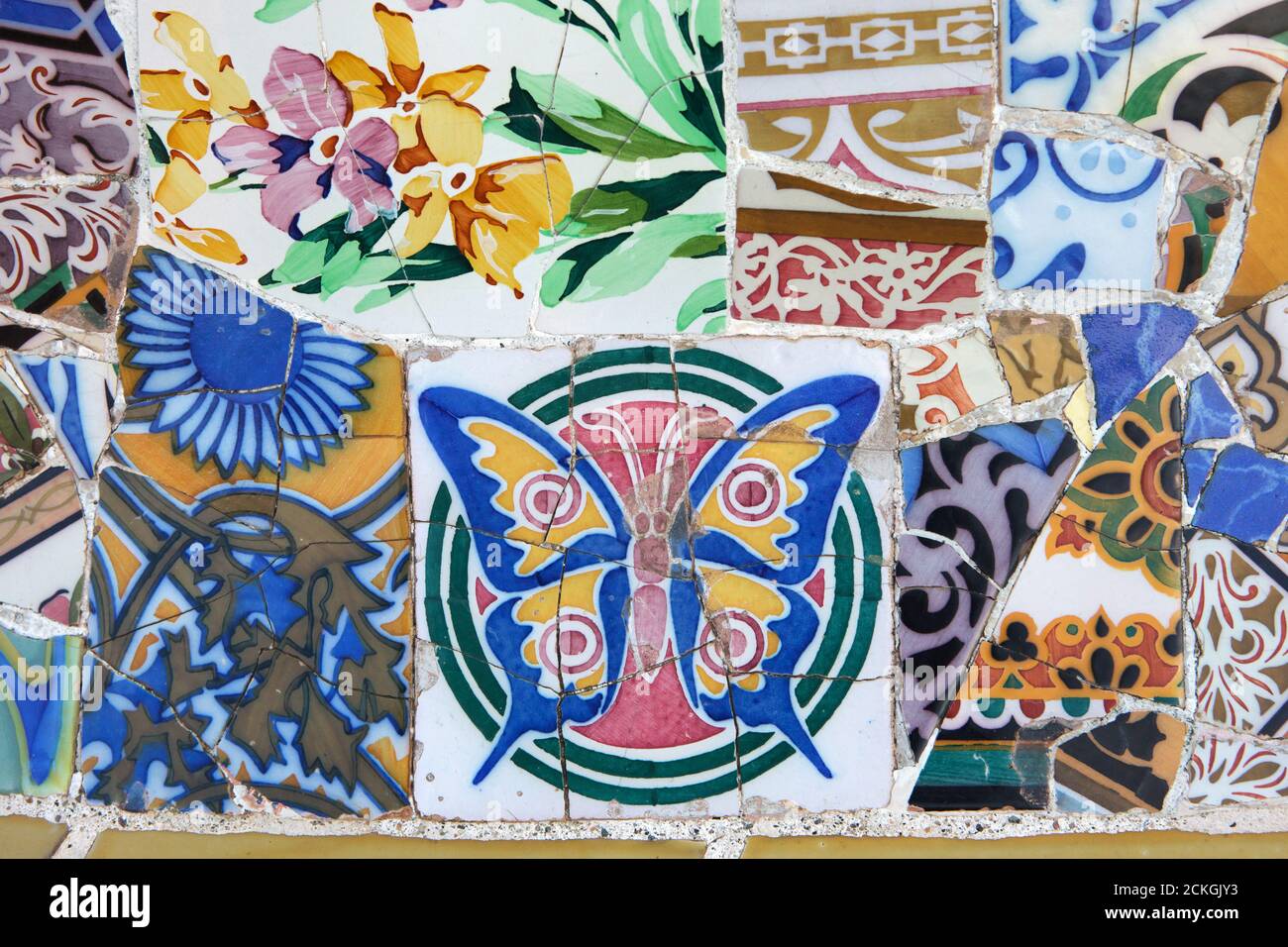 Le travail de mosaïque de Trencadís sur la terrasse du Parc Güell conçu par l'architecte moderniste catalan Antoni Gaudí et construit entre 1900 et 1914 à Barcelone, Catalogne, Espagne. Banque D'Images