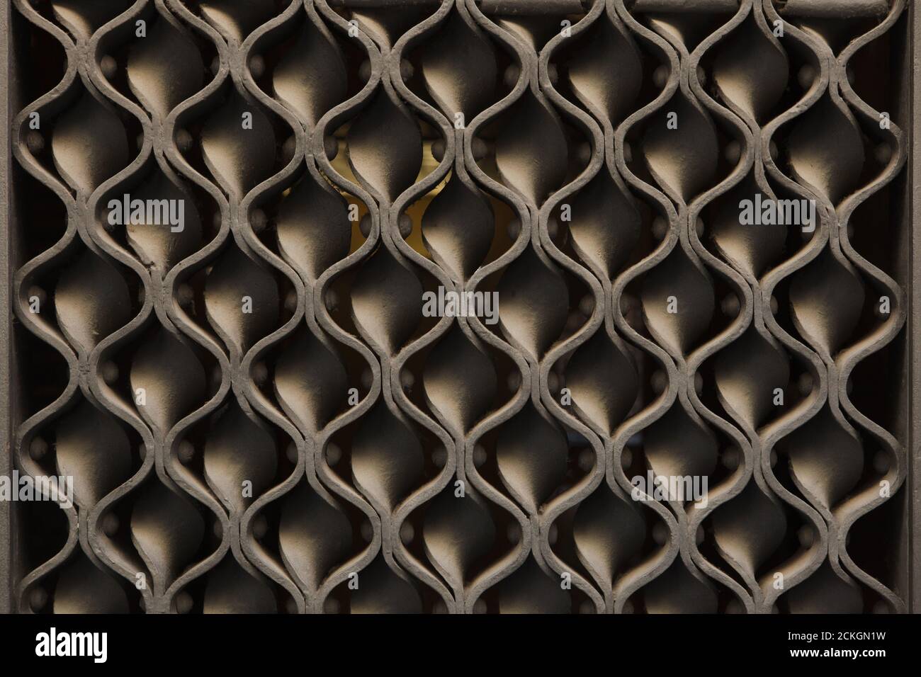 Grilles en fer forgé sur la porte principale du Palau Güell conçues par l'architecte moderniste catalan Antoni Gaudí à Barcelone, Catalogne, Espagne. Le manoir commandé par le magnat industriel catalan Eusebi Güell a été construit entre 1886 et 1890. Banque D'Images