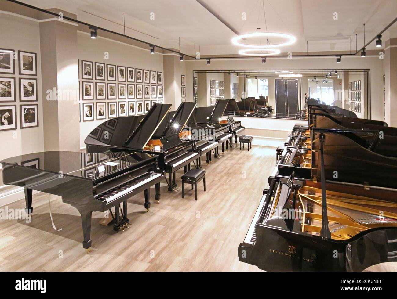 Les grands pianos Steinway exposés dans une salle d'exposition du centre de Londres. Les modèles présentés coûtent entre 50,000 et 150,000 £ Banque D'Images