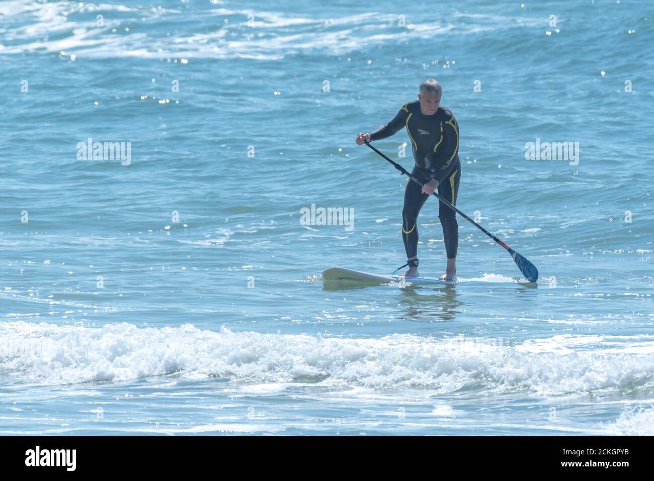 Sup surfeur dans la mer Méditerranée Banque D'Images