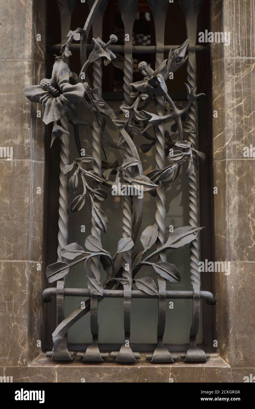Grilles en fer forgé sur la porte principale du Palau Güell conçues par l'architecte moderniste catalan Antoni Gaudí à Barcelone, Catalogne, Espagne. Le manoir commandé par le magnat industriel catalan Eusebi Güell a été construit entre 1886 et 1890. Banque D'Images