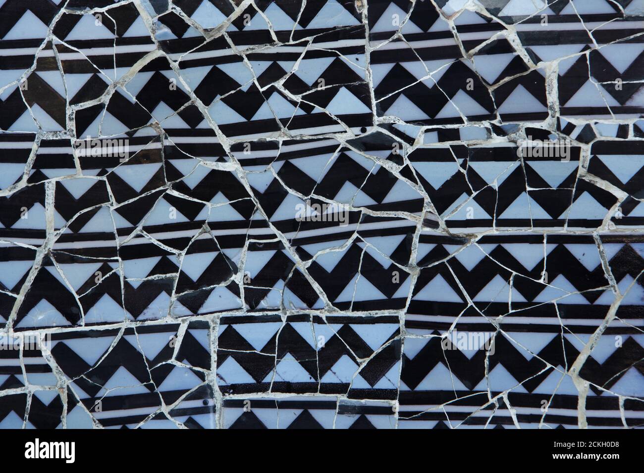Mur en mosaïque de Trencadís sur l'escalier principal du parc Güell conçu par l'architecte moderniste catalan Antoni Gaudí et construit entre 1900 et 1914 à Barcelone, Catalogne, Espagne. Banque D'Images
