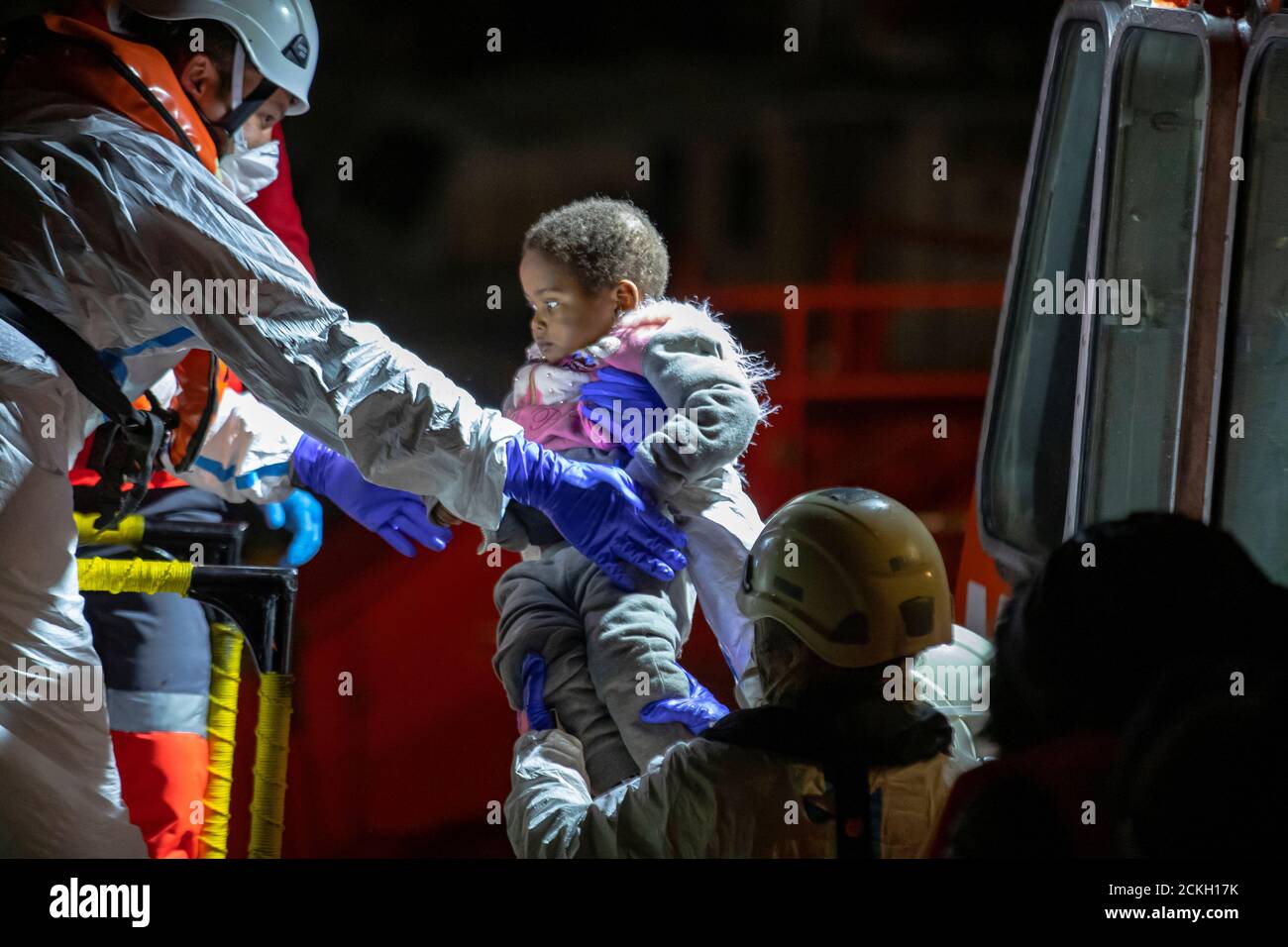 Rescue Worker Baby Banque D Image Et Photos Alamy