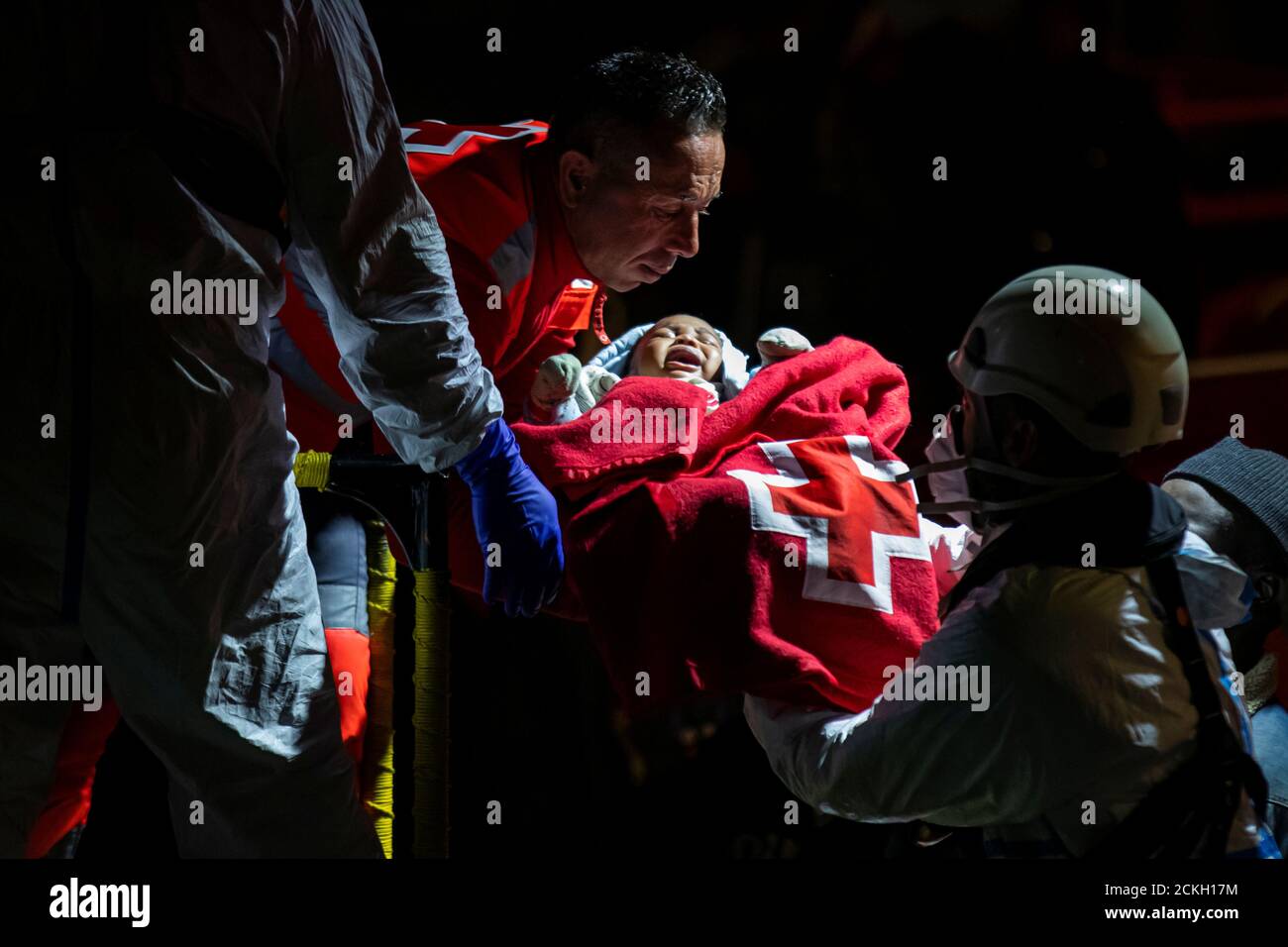 Rescue Worker Baby Banque D Image Et Photos Alamy