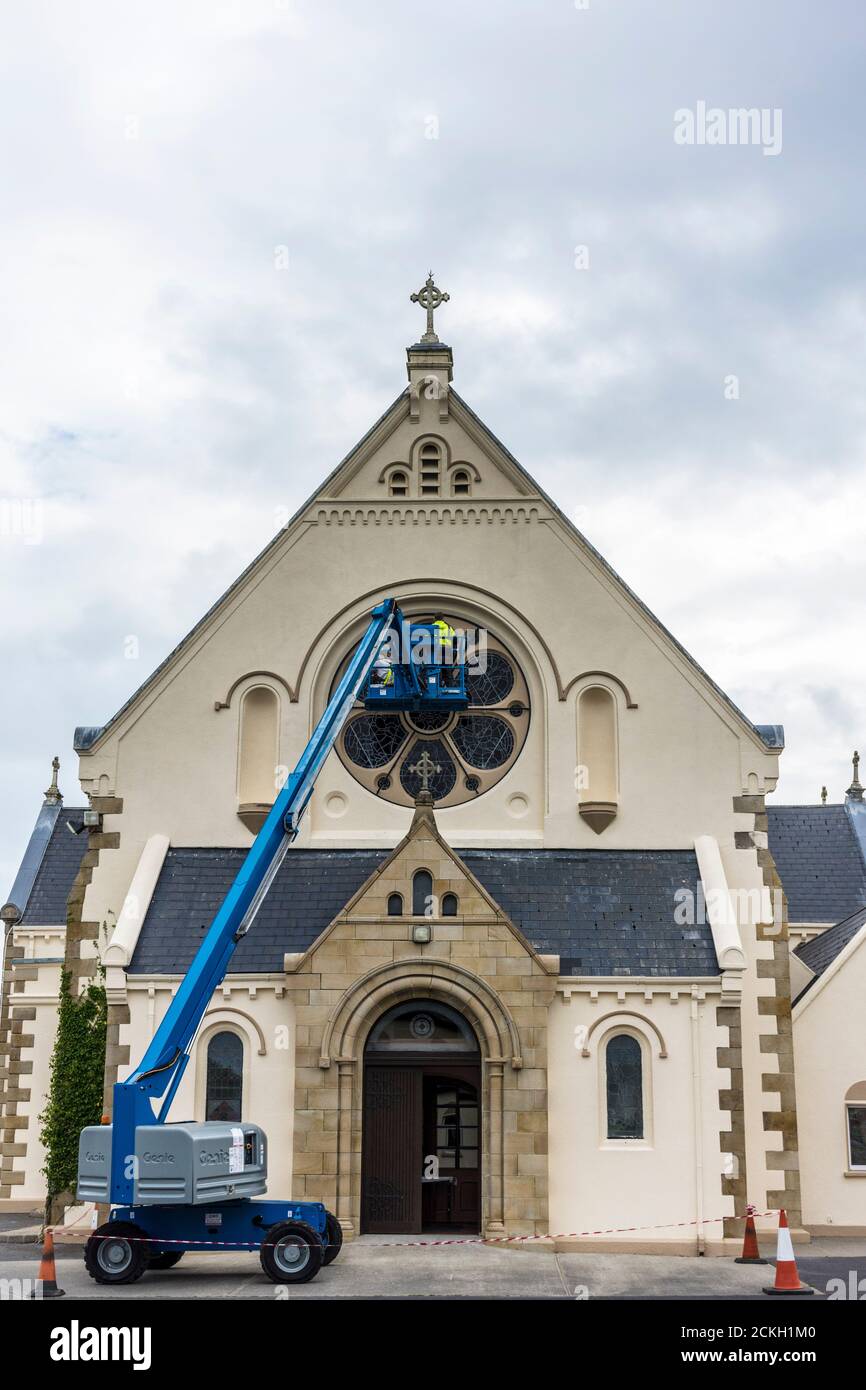Ardara, Comté de Donegal, Irlande 16 septembre 2020. Restauration et nettoyage de la célèbre fenêtre de Hone d'Evie dans l'église de la Sainte famille. Hone est un peintre et un artiste de vitraux de renommée internationale né à Dublin qui a étudié sous Walter Sickert. Elle a terminé cette fenêtre en 1953 seulement deux ans avant sa mort. Ses nombreuses commissions prestigieuses incluent la fenêtre est pour la chapelle d'Eton College, Royaume-Uni et un morceau intitulé My four Green Fields qui se trouve dans les bâtiments gouvernementaux de Dublin. Banque D'Images