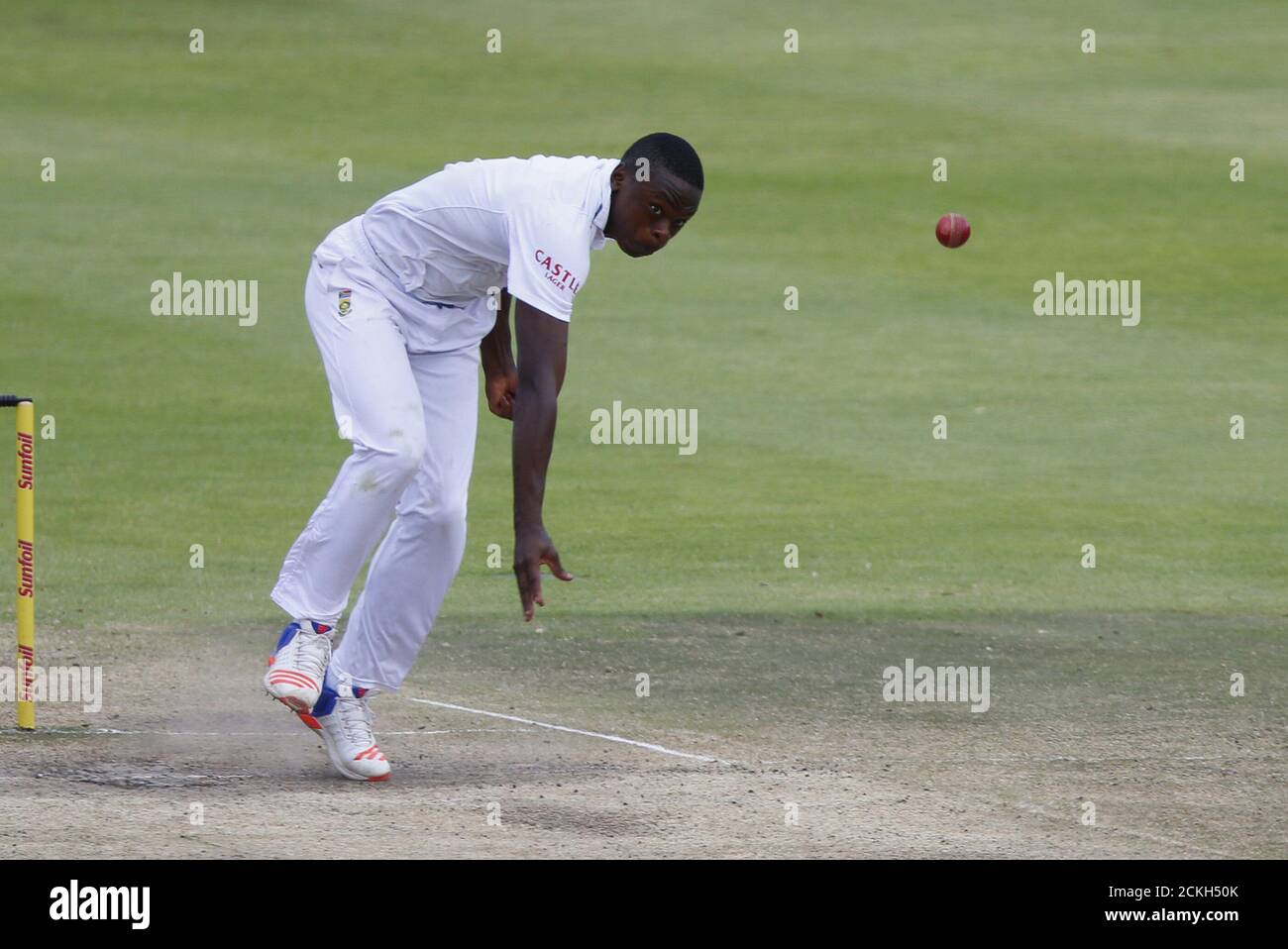 Le Kagiso Rabada, en Afrique du Sud, se batte lors du deuxième match de cricket contre l'Angleterre, au Cap, en Afrique du Sud, le 6 janvier 2016. REUTERS/Mike Hutchings Banque D'Images