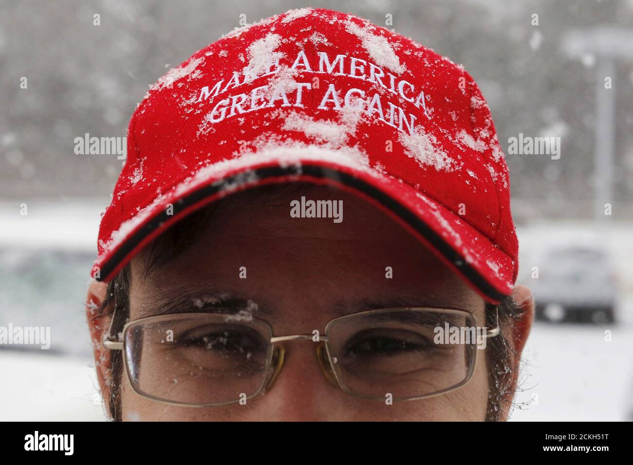 Les flocons de neige se rassemblent sur la casquette « Make America Great  Again » portée par un supporter lorsqu'il arrive pour un rallye de campagne  avec le candidat républicain à la
