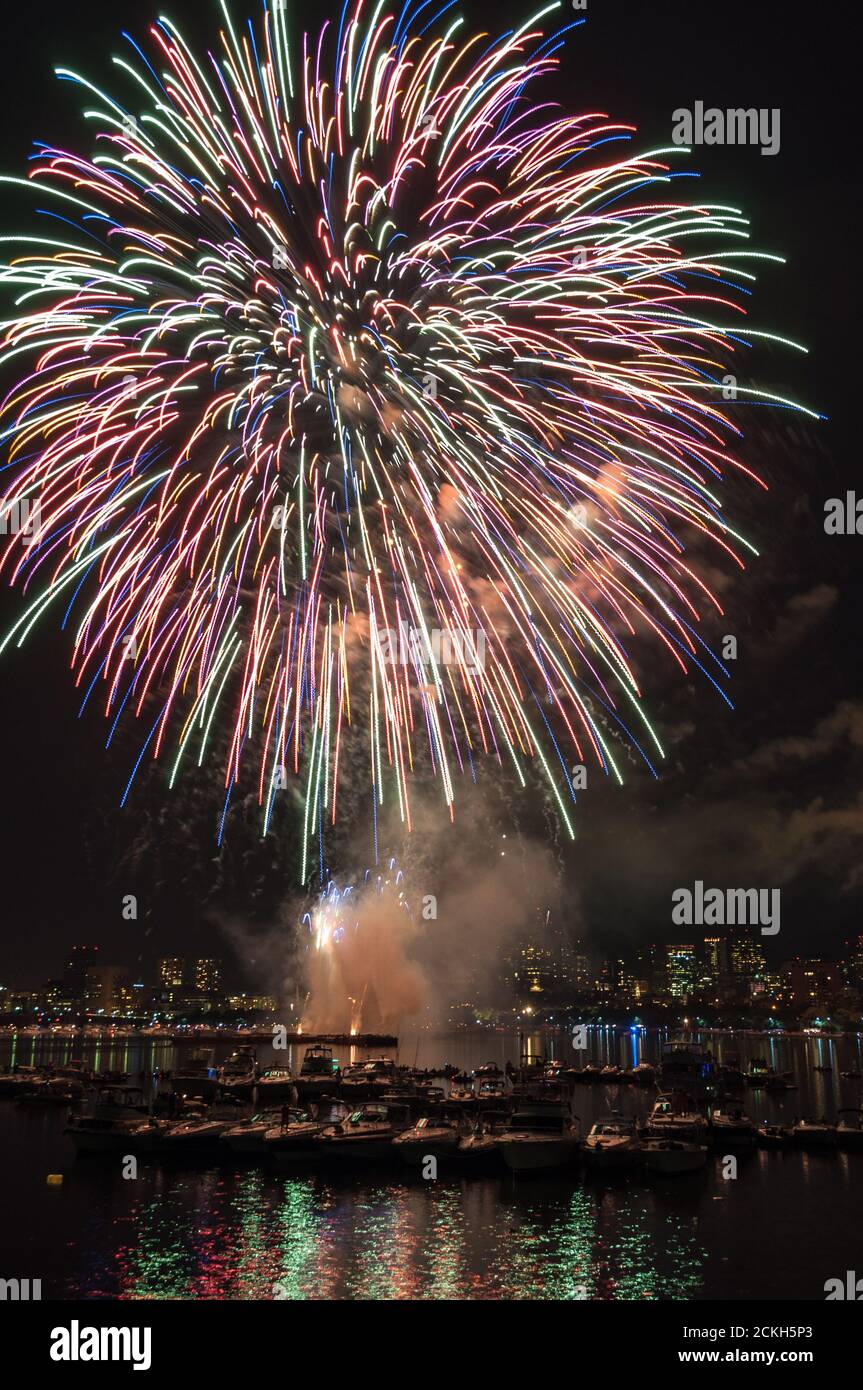 Feu d'artifice du 4 juillet au-dessus de la rivière Charles à Boston Banque D'Images