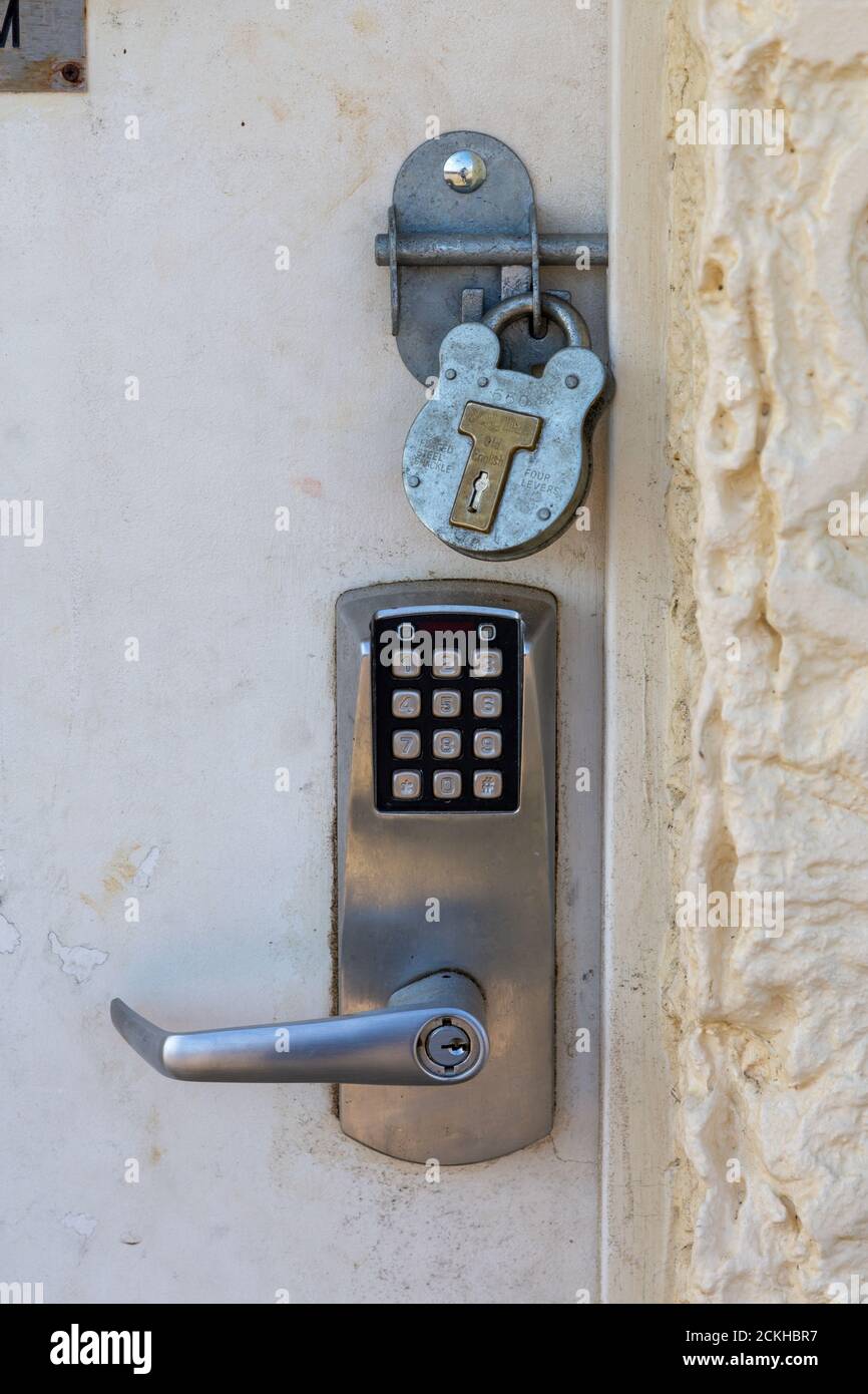 Une porte à cadenas avec serrure à clavier Banque D'Images
