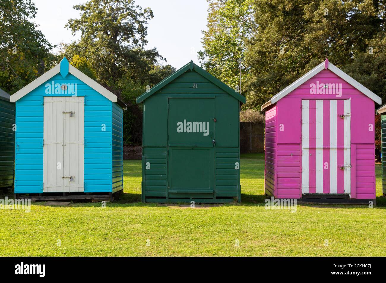 Trois cabanes de plage en bois colorées au bord de la mer britannique Banque D'Images