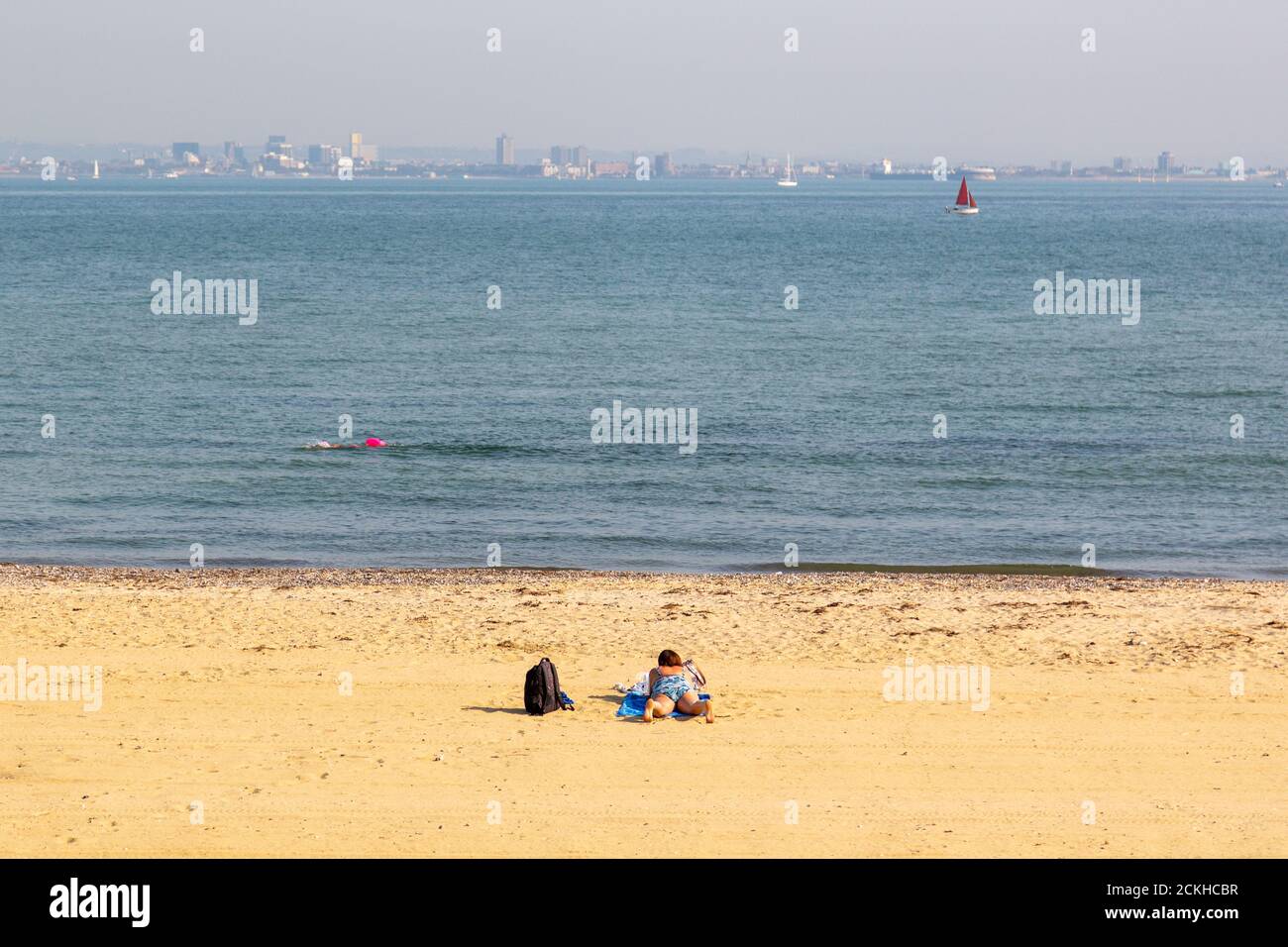 Une femme se bronzer seule sur une plage de sable doré, Ryde, île de Wight Banque D'Images