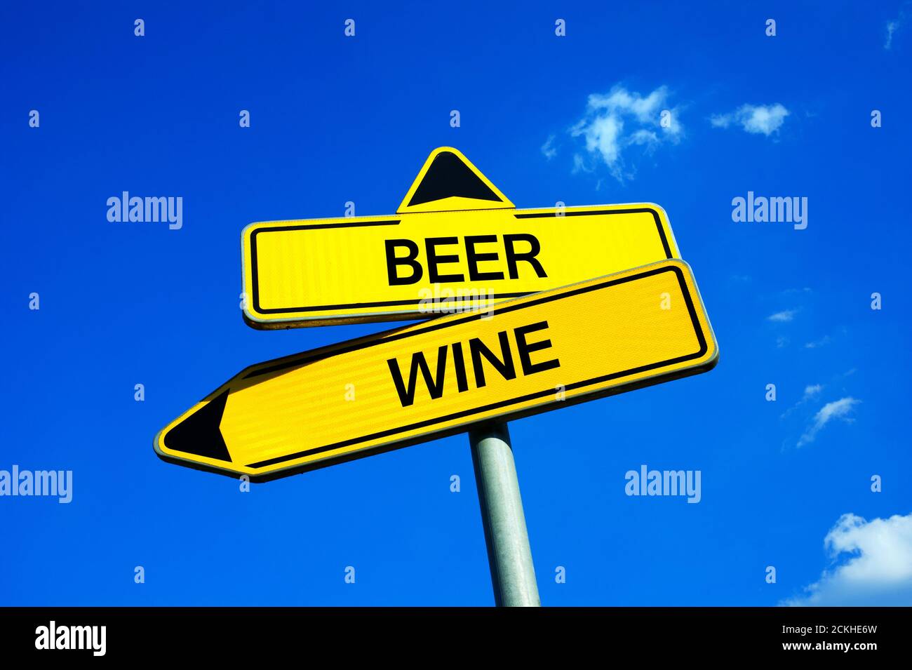 Bière vs vin - panneau de signalisation avec deux options - préférence pour la boisson alcoolisée. Question du goût, du prix, des avantages pour la santé, de l'ivresse Banque D'Images