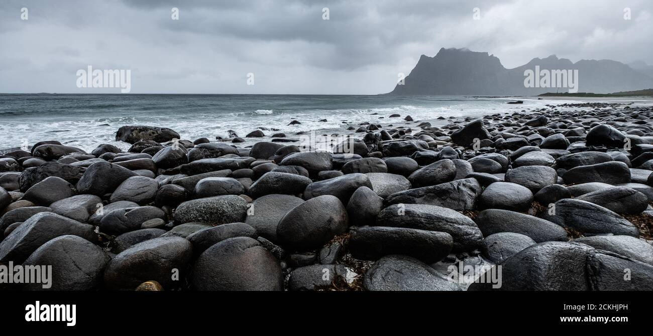 Rochers/pierres sur la plage d'Uttakleiv pendant une journée de pluie sur les îles Lofoten, en Norvège Banque D'Images