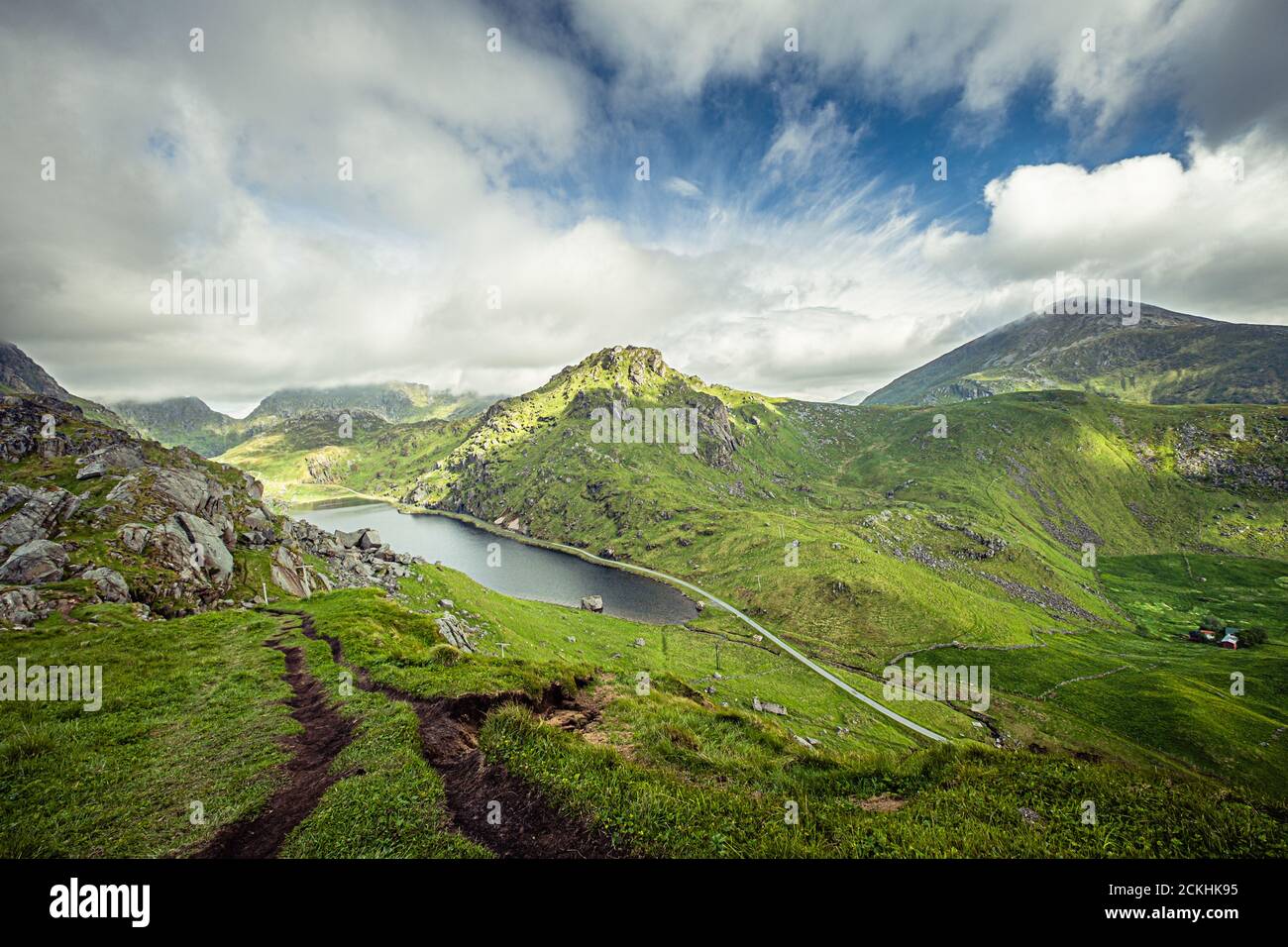 Vue depuis la montagne Mannen à côté de la plage Hauckland pendant une journée nuageuse sur les îles Lofoten, en Norvège Banque D'Images