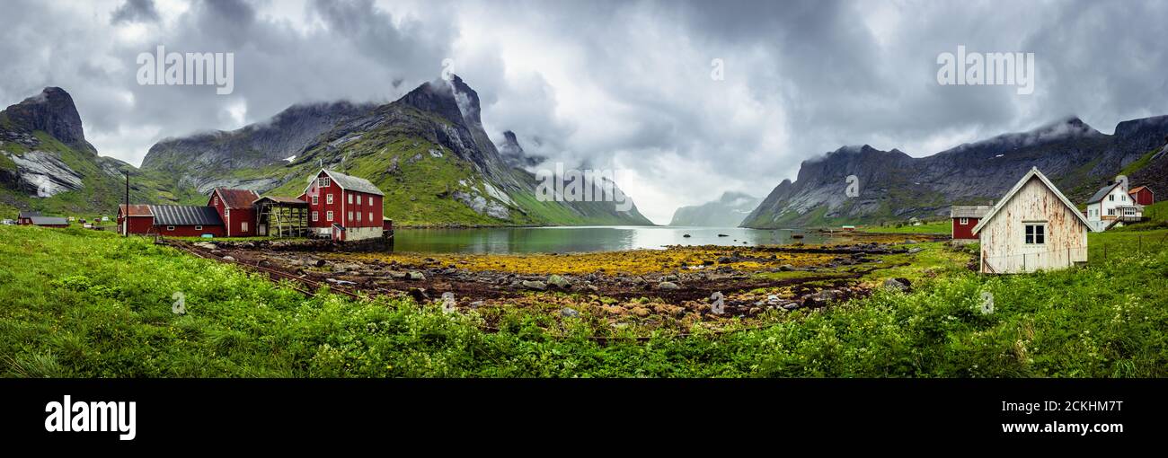 Panorama des maisons traditionnelles du village de Kirkefjord lors d'une journée de pluie sur les îles Lofoten, en Norvège Banque D'Images