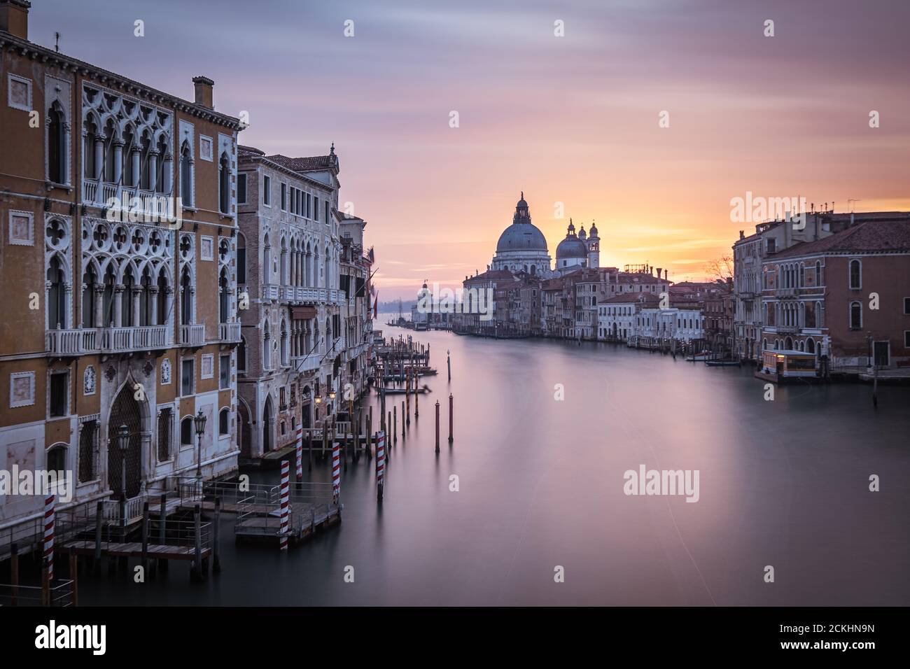 Basilique Santa Maria della Salute vue depuis le pont Ponte dell'Accademia au lever du soleil à Venise, Italie Banque D'Images