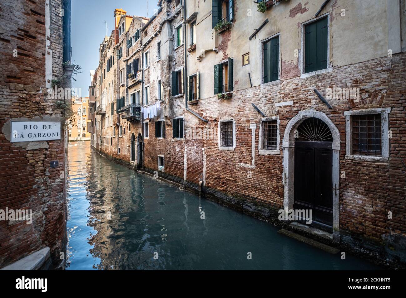 Rues de Venise avec un canal d'eau typique pendant une journée ensoleillée, Italie Banque D'Images