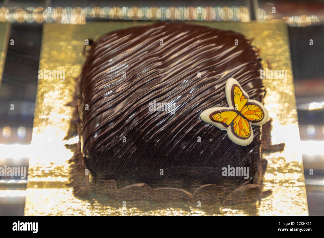 Gateau Au Chocolat Carre Avec Decor Aux Papillons Photo Stock Alamy
